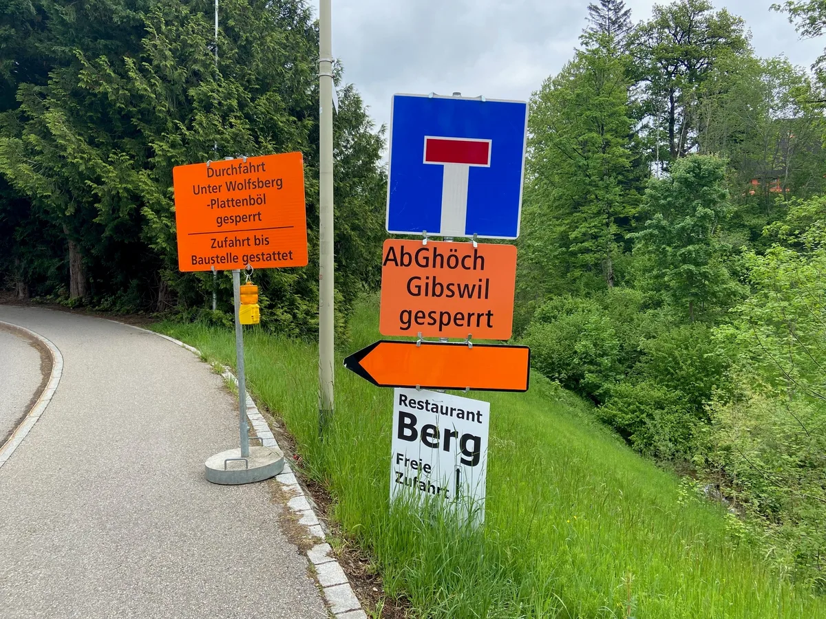 Neu heisst es: «Ab Ghöch gesperrt». Das Wort «Ab» wurde erst nach Intervention des Wirts hinzugefügt. Verschiedene Strassentafeln, die für Verwirrung sorgen.